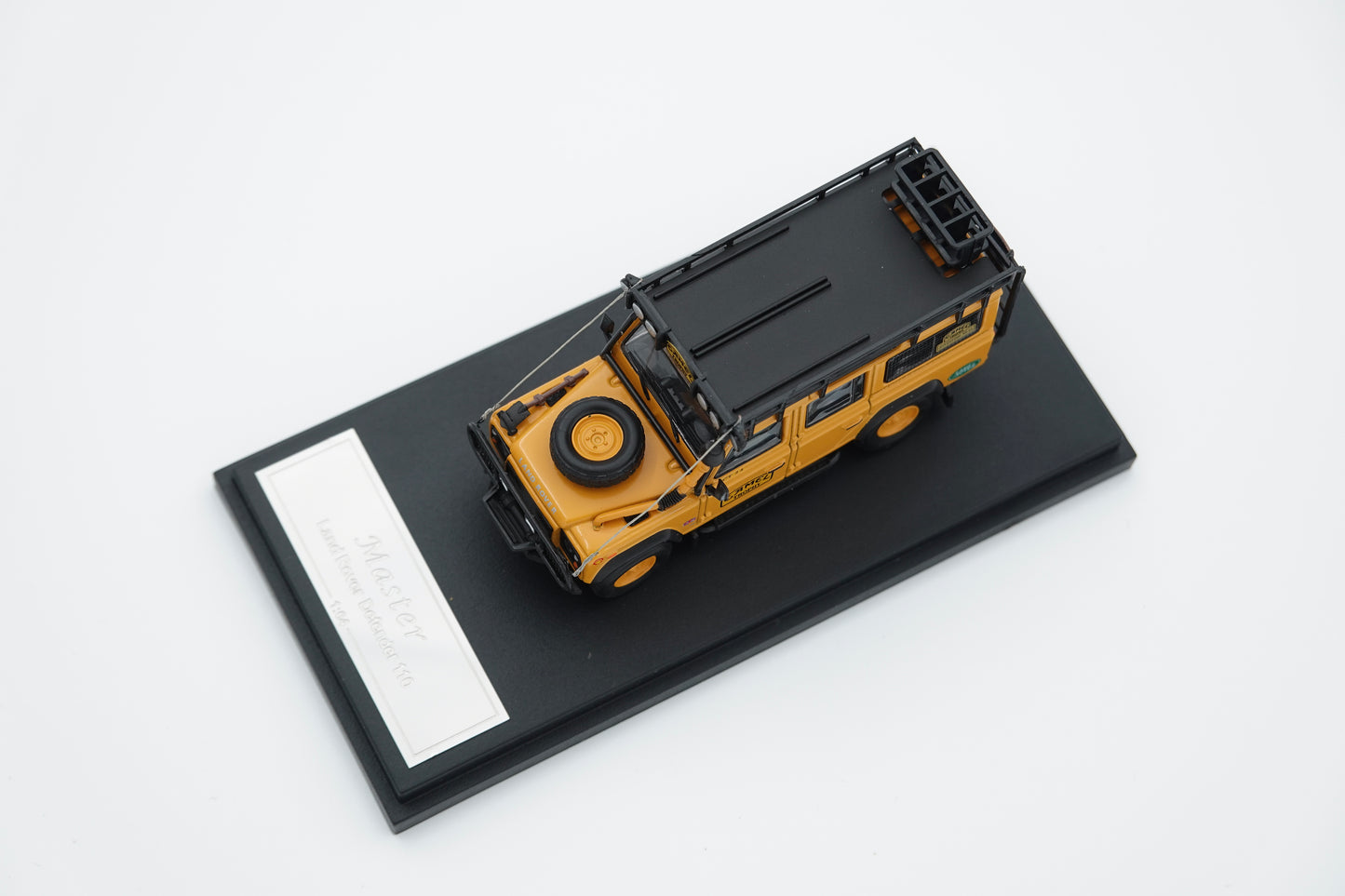 Master | Land Rover Defender 110 Camel Trophy | 1:64