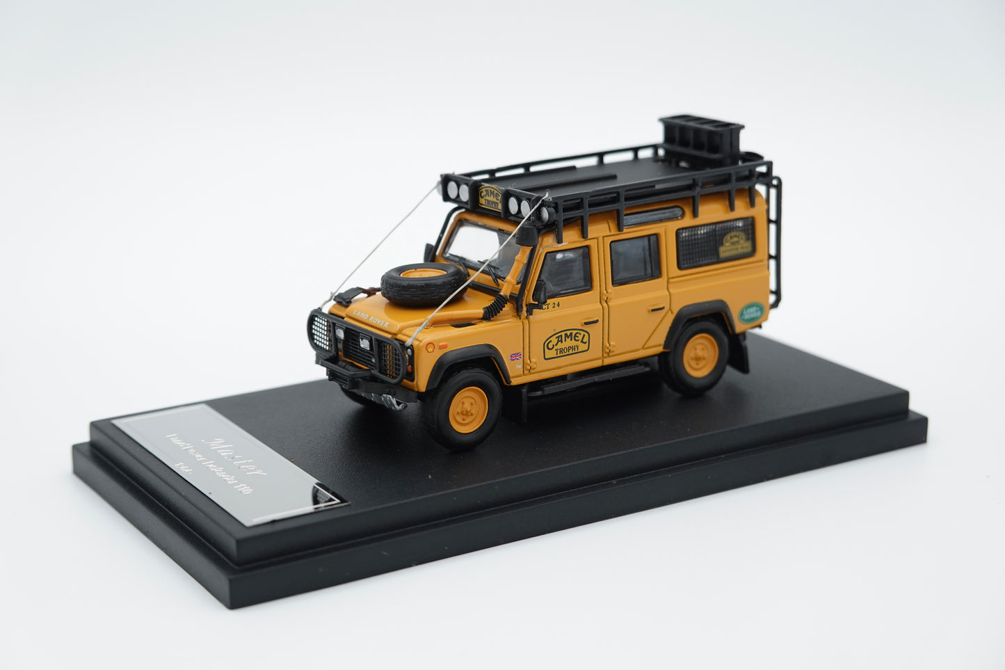 Master | Land Rover Defender 110 Camel Trophy | 1:64