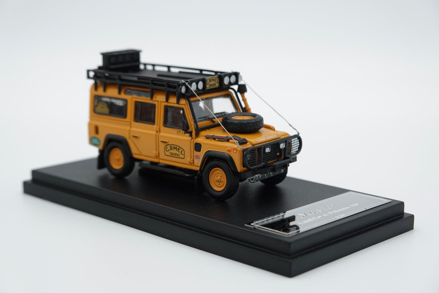 Master | Land Rover Defender 110 Camel Trophy | 1:64