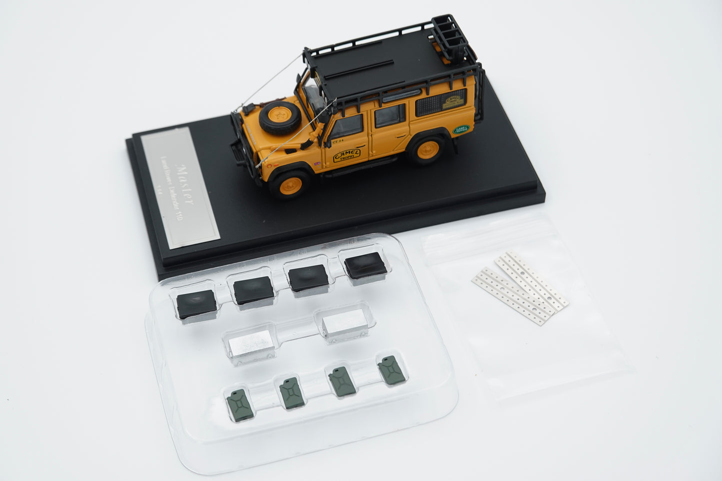 Master | Land Rover Defender 110 Camel Trophy | 1:64