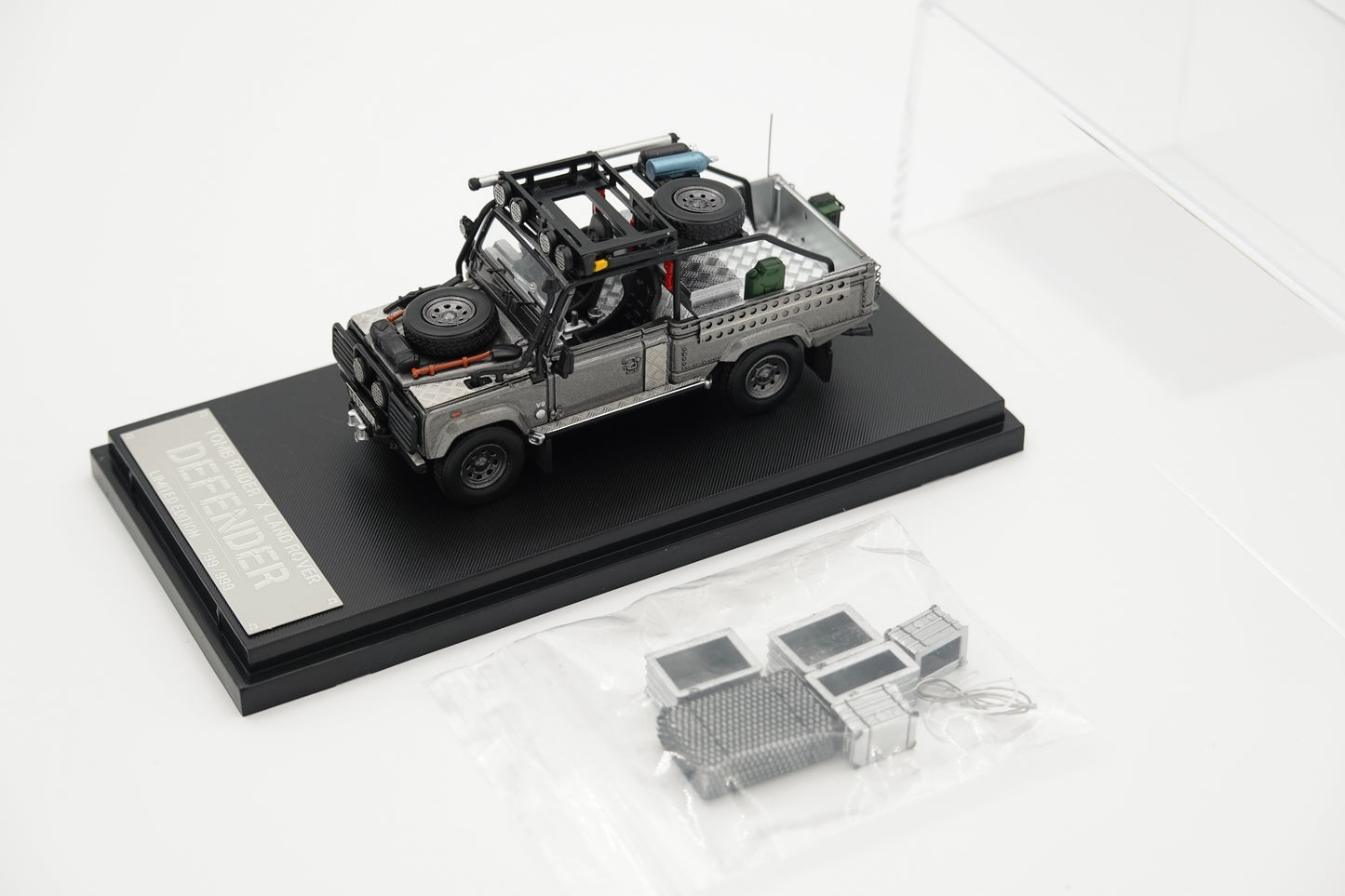STREET WARRIOR | Land Rover Defender Tomb Raider | 1:64