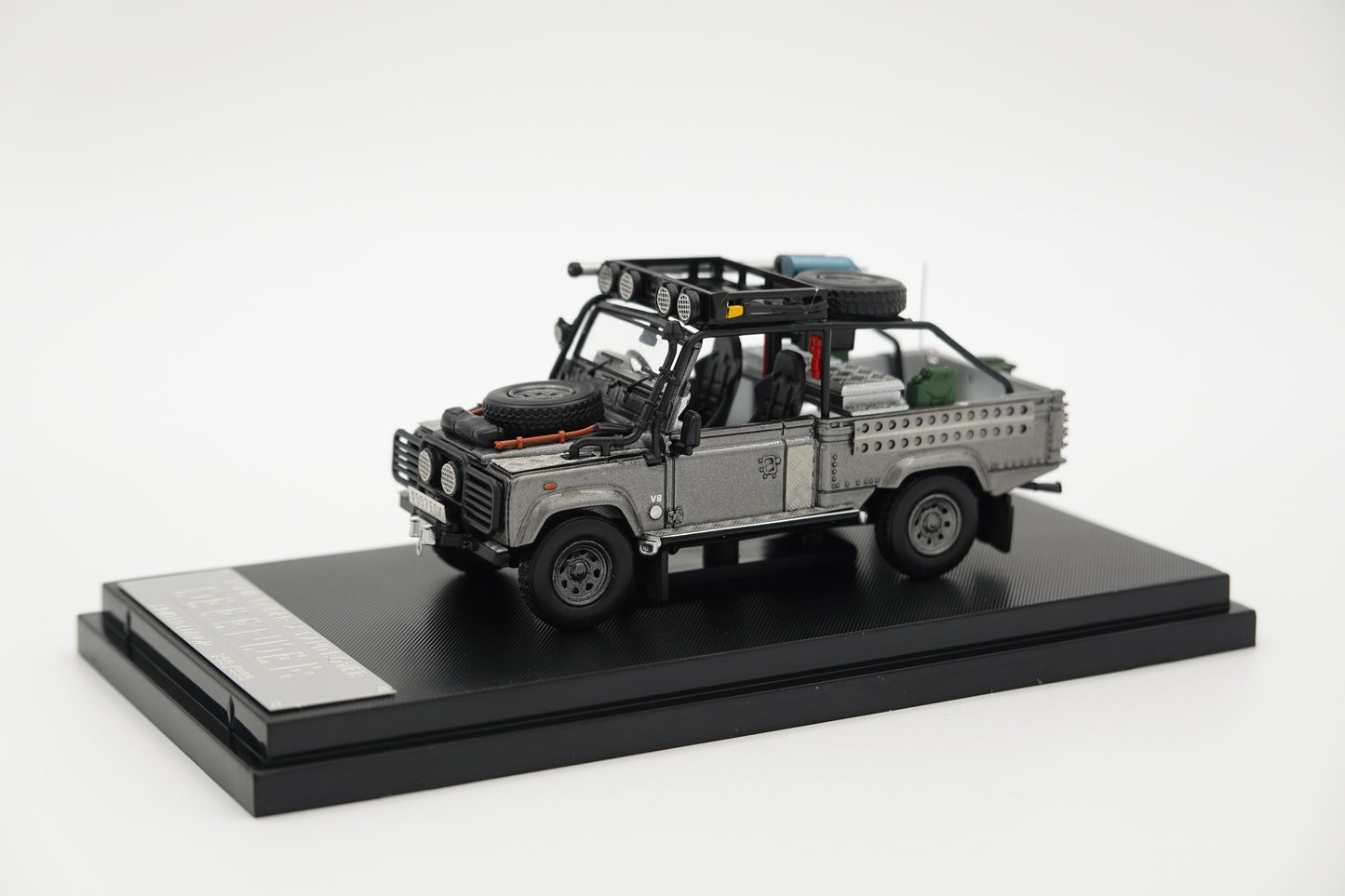 STREET WARRIOR | Land Rover Defender Tomb Raider | 1:64