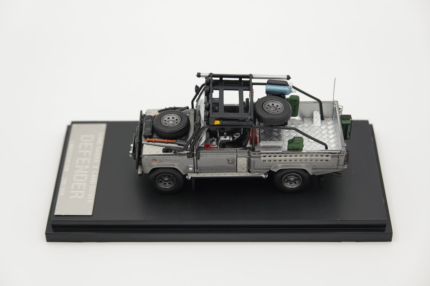 STREET WARRIOR | Land Rover Defender Tomb Raider | 1:64