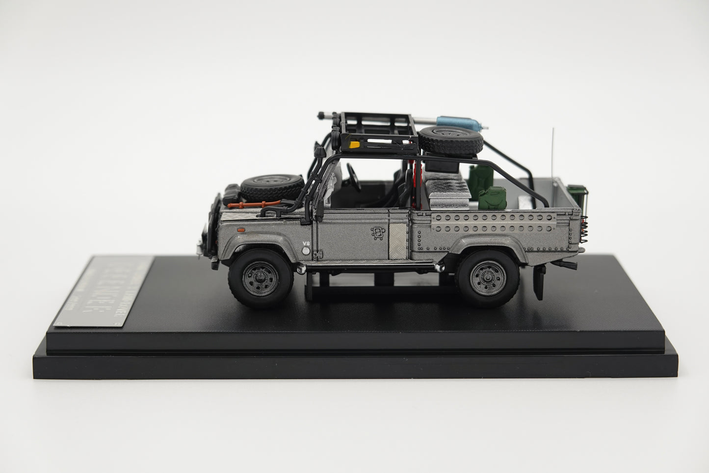 STREET WARRIOR | Land Rover Defender Tomb Raider | 1:64