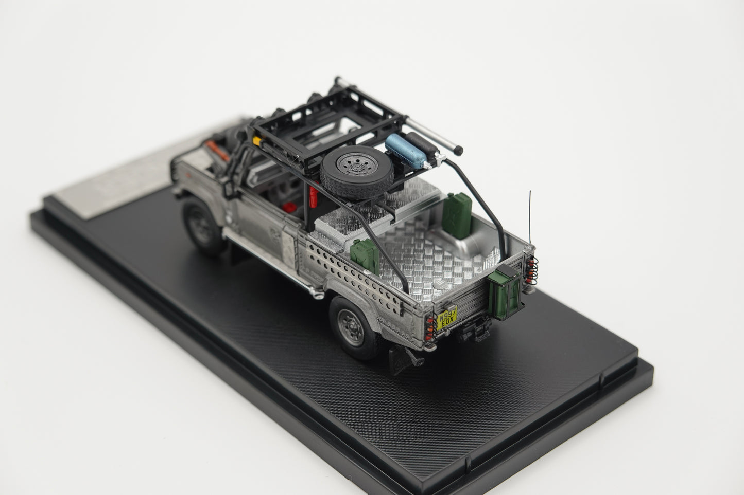 STREET WARRIOR | Land Rover Defender Tomb Raider | 1:64