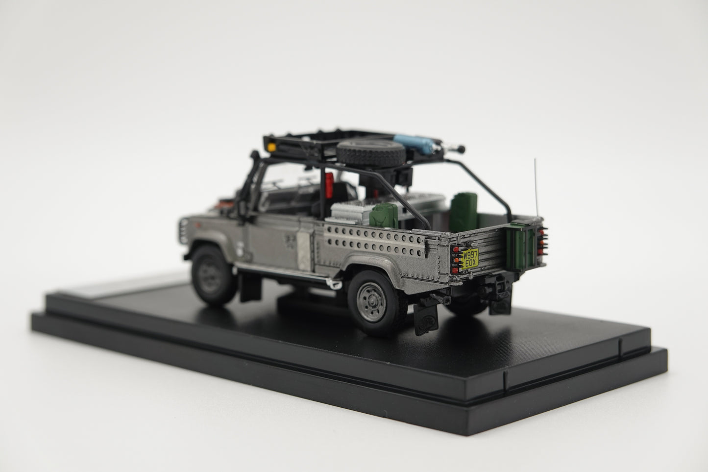 STREET WARRIOR | Land Rover Defender Tomb Raider | 1:64