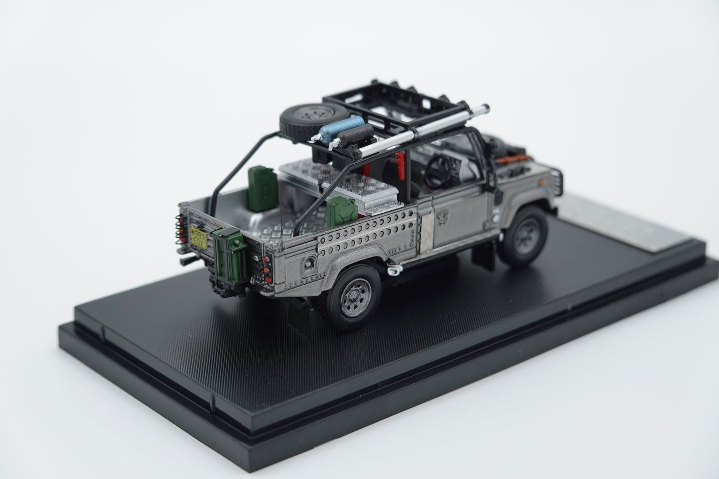 STREET WARRIOR | Land Rover Defender Tomb Raider | 1:64