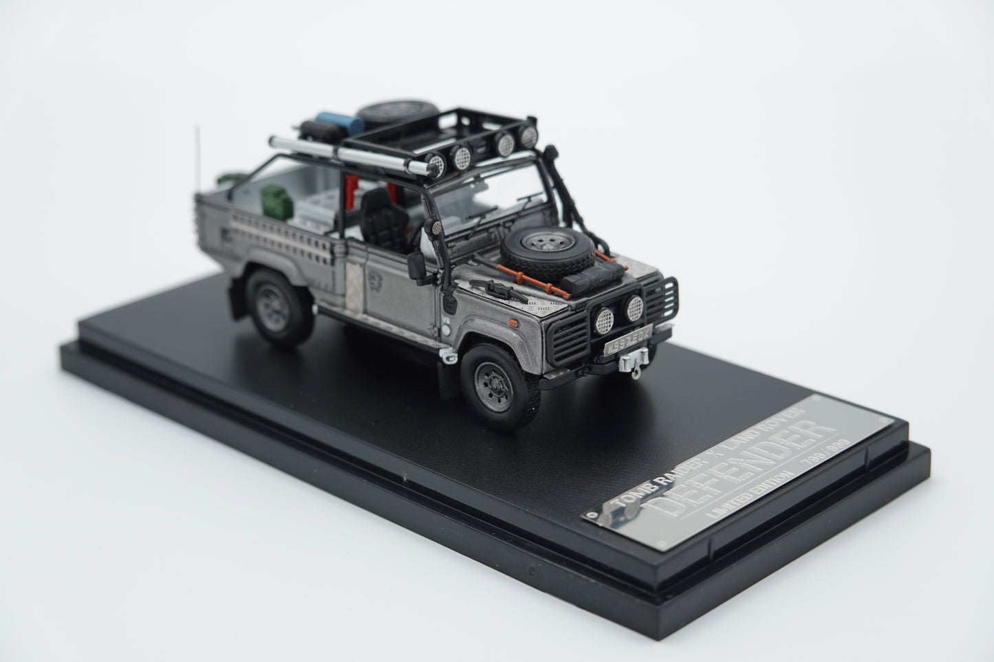 STREET WARRIOR | Land Rover Defender Tomb Raider | 1:64