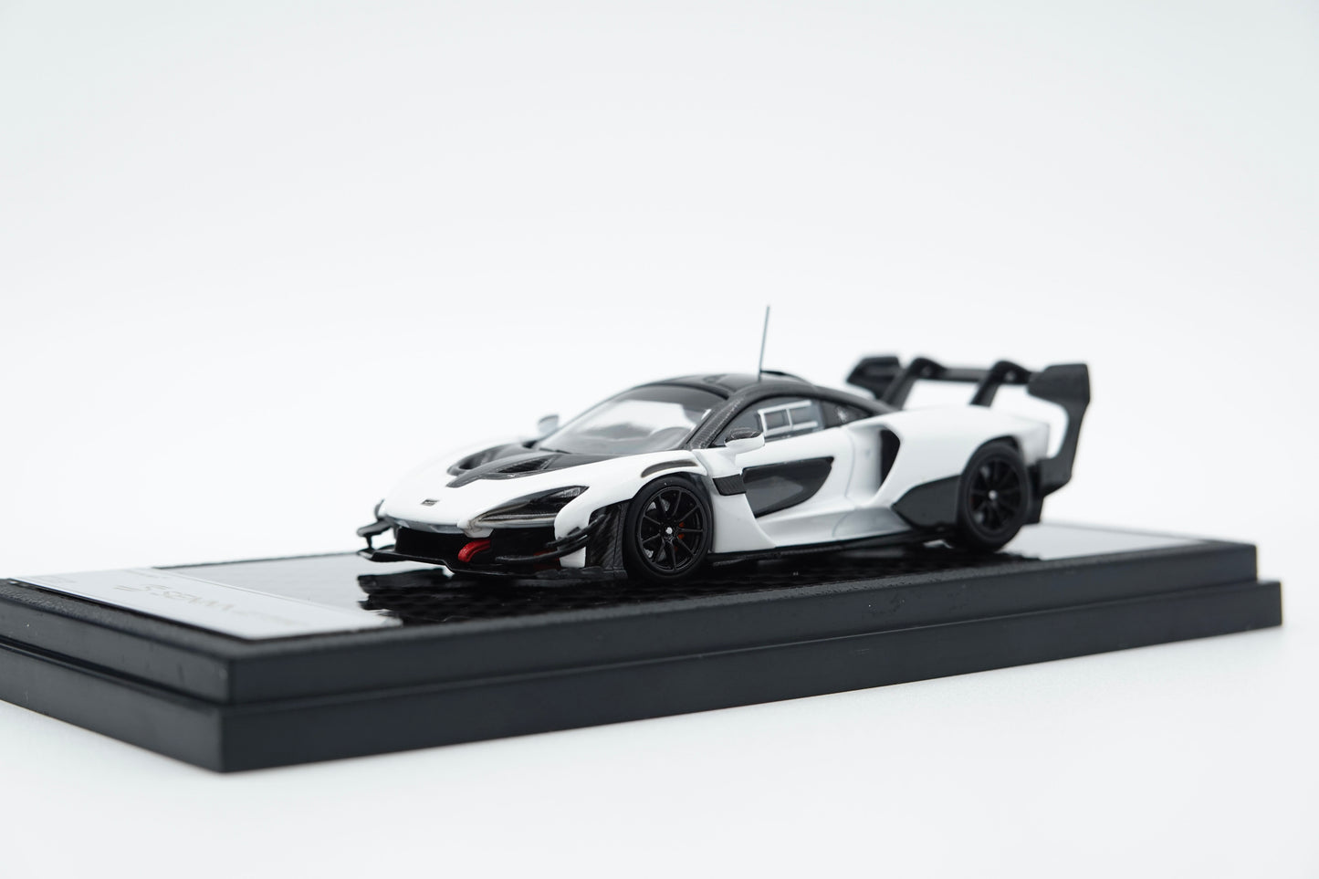 LCD | McLaren Senna GTR Black&White HEC Special Edition | 1:64