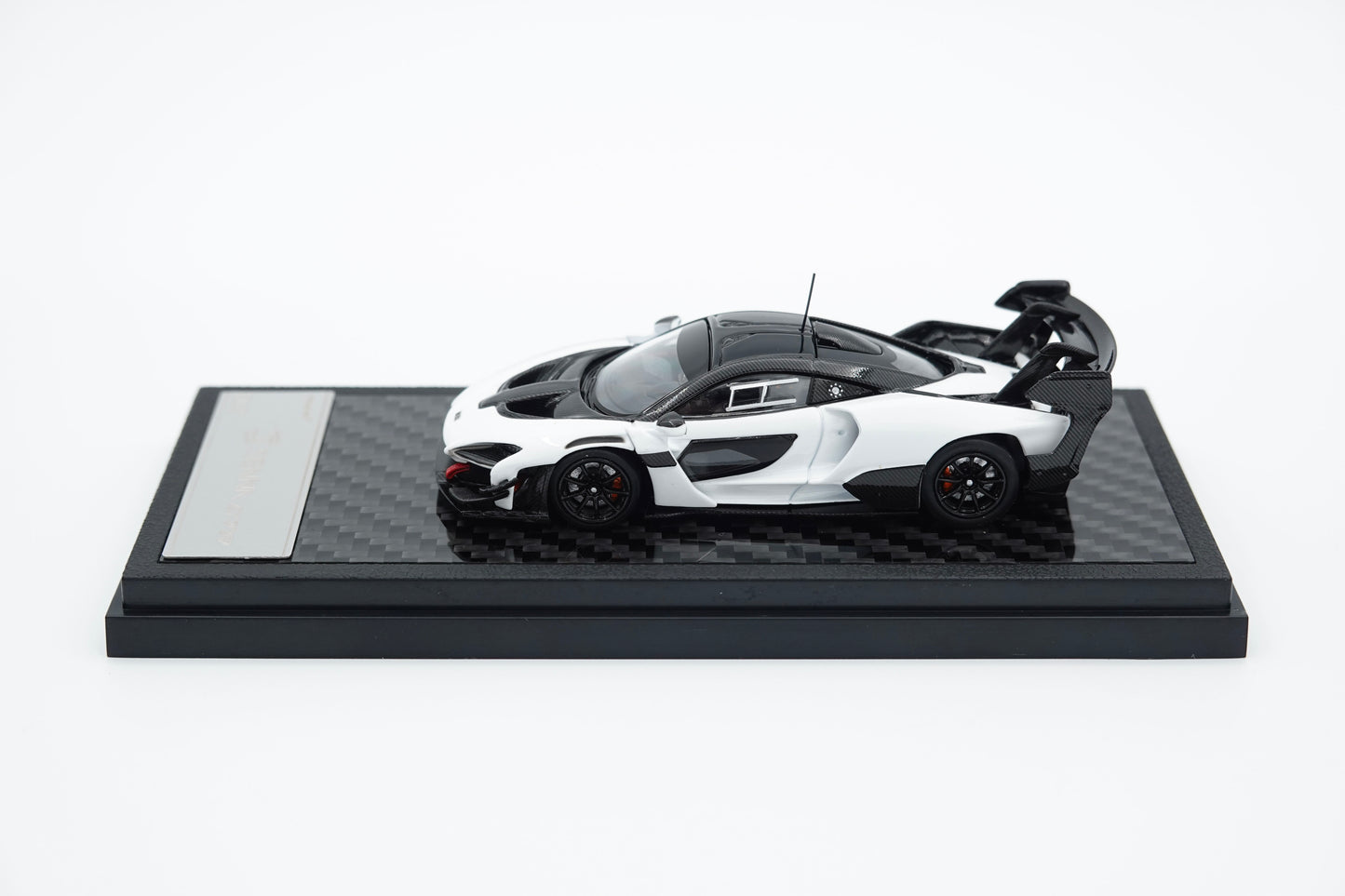 LCD | McLaren Senna GTR Black&White HEC Special Edition | 1:64