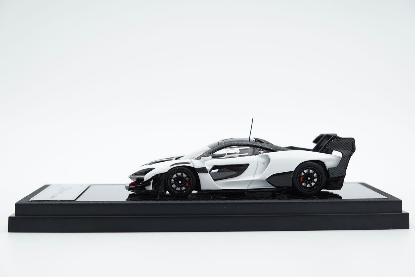 LCD | McLaren Senna GTR Black&White HEC Special Edition | 1:64