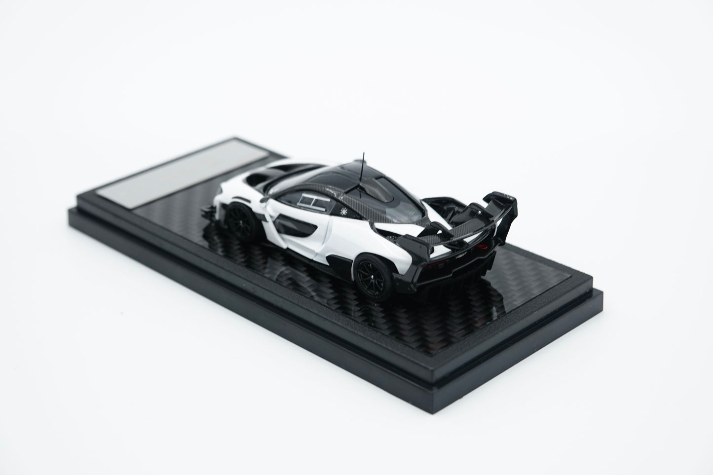LCD | McLaren Senna GTR Black&White HEC Special Edition | 1:64