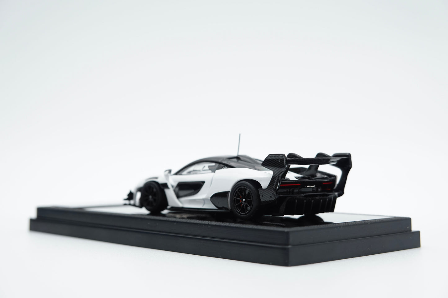 LCD | McLaren Senna GTR Black&White HEC Special Edition | 1:64