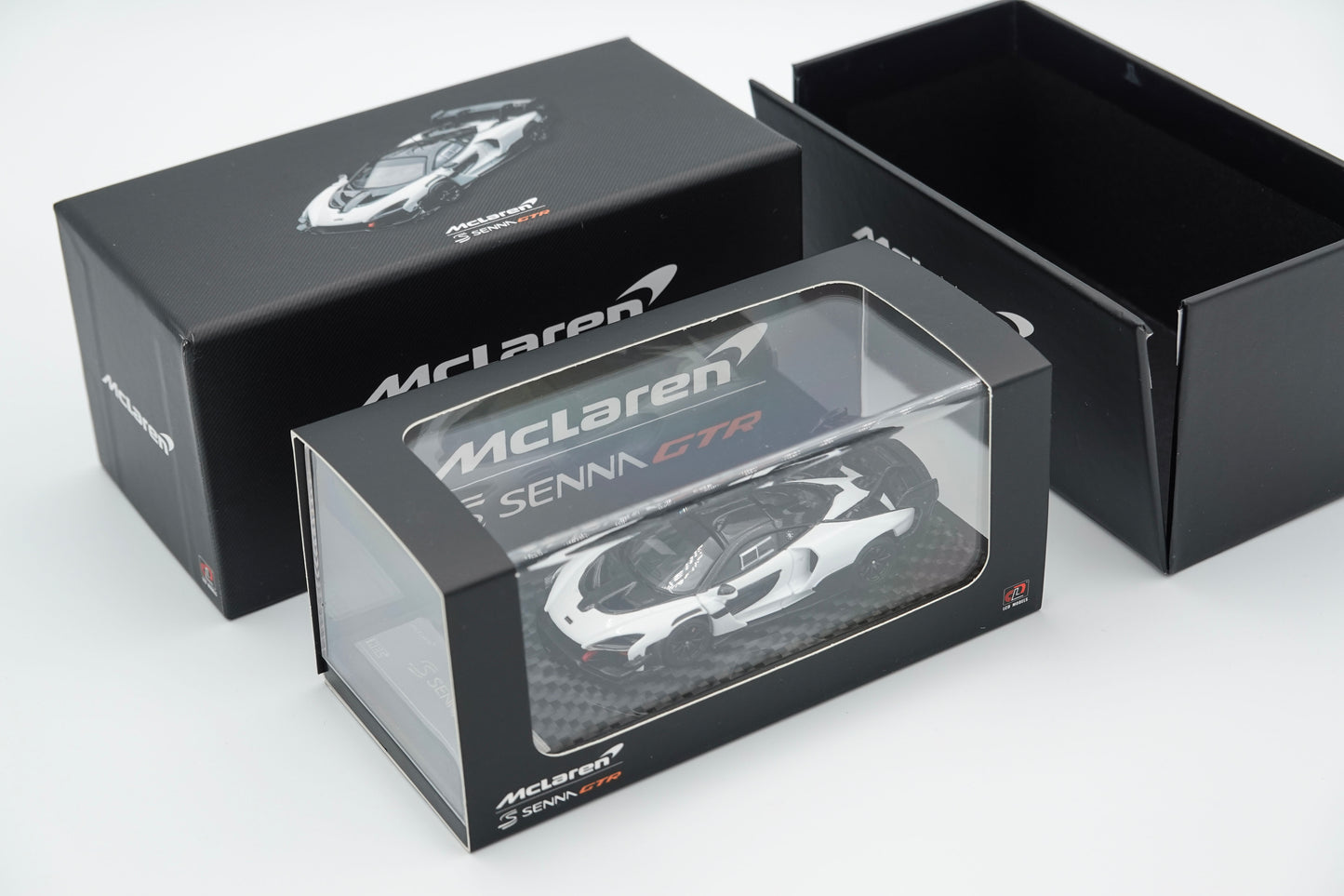 LCD | McLaren Senna GTR Black&White HEC Special Edition | 1:64