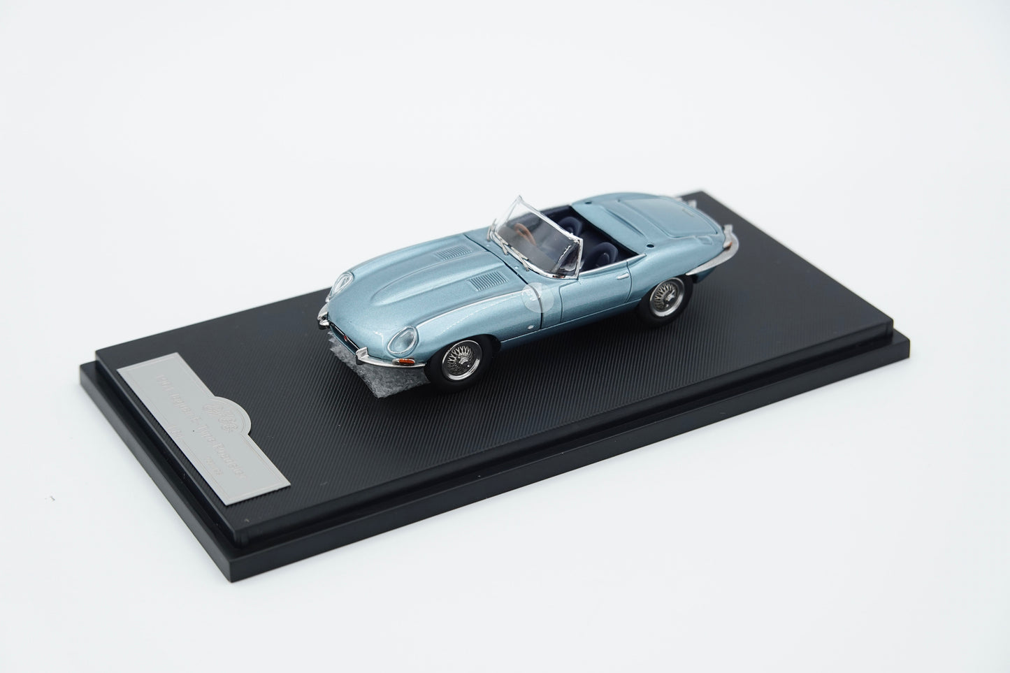 GFCC | 1961 Jaguar E-Type Roadster Opalescent Silver Blue | 1:64