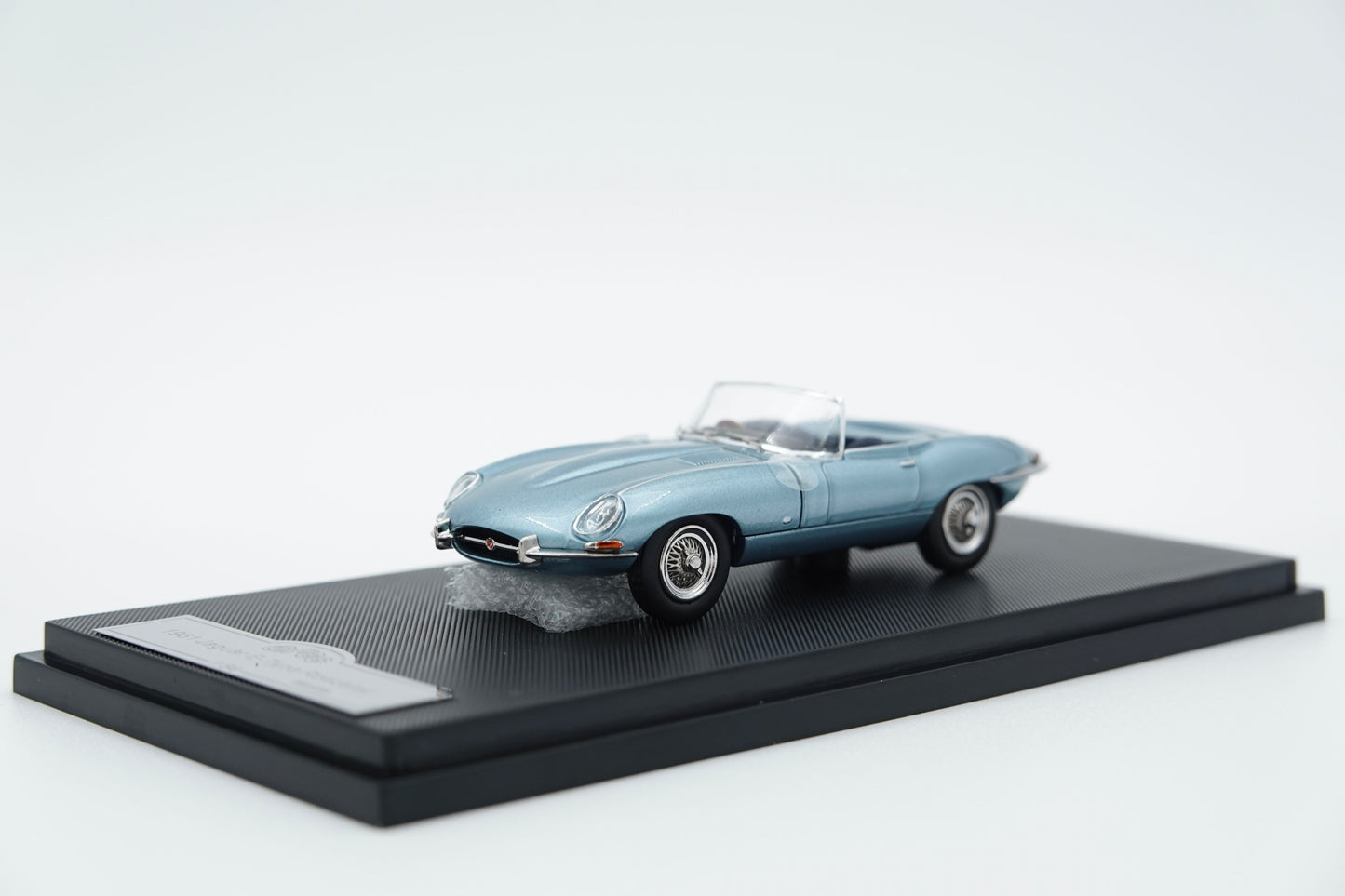 GFCC | 1961 Jaguar E-Type Roadster Opalescent Silver Blue | 1:64