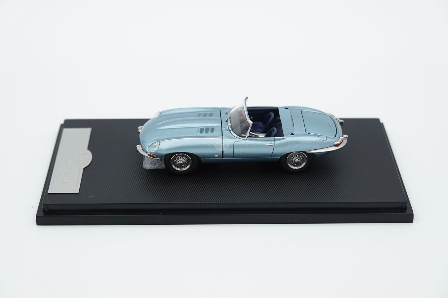 GFCC | 1961 Jaguar E-Type Roadster Opalescent Silver Blue | 1:64