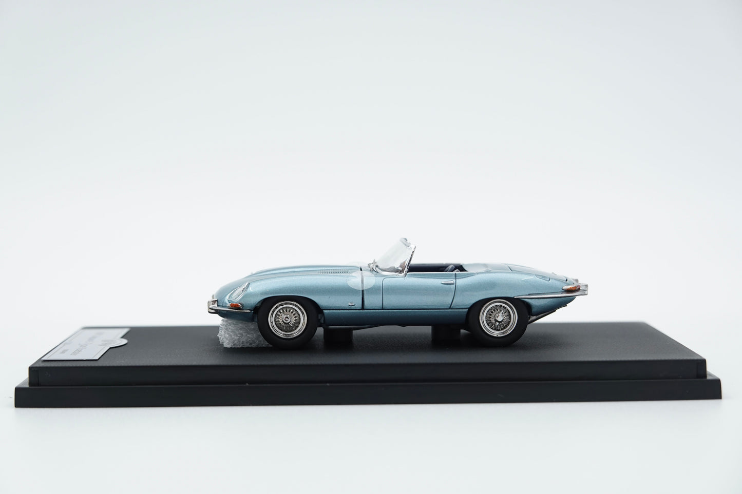 GFCC | 1961 Jaguar E-Type Roadster Opalescent Silver Blue | 1:64