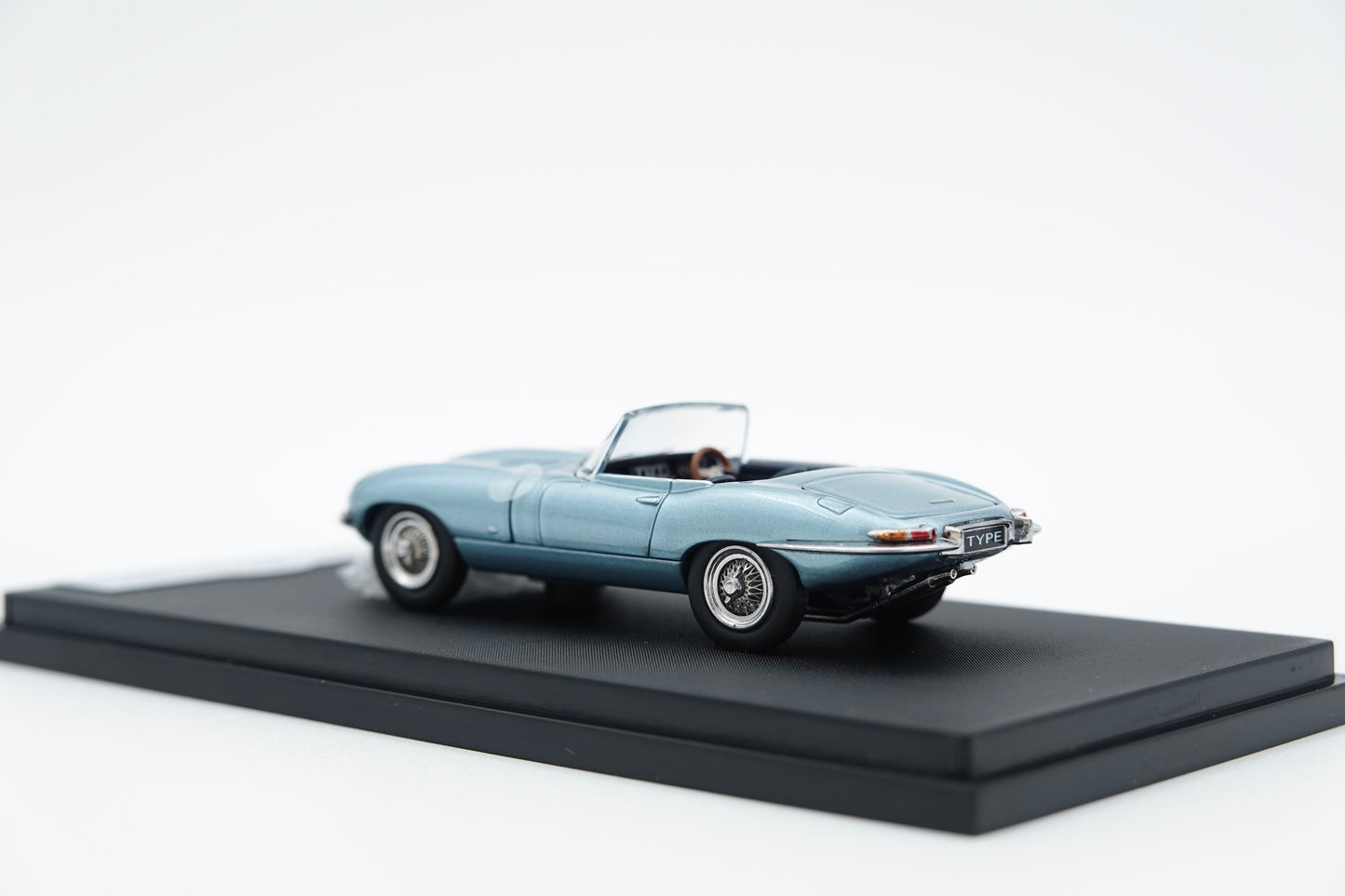 GFCC | 1961 Jaguar E-Type Roadster Opalescent Silver Blue | 1:64