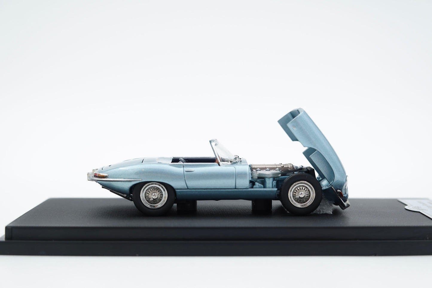 GFCC | 1961 Jaguar E-Type Roadster Opalescent Silver Blue | 1:64